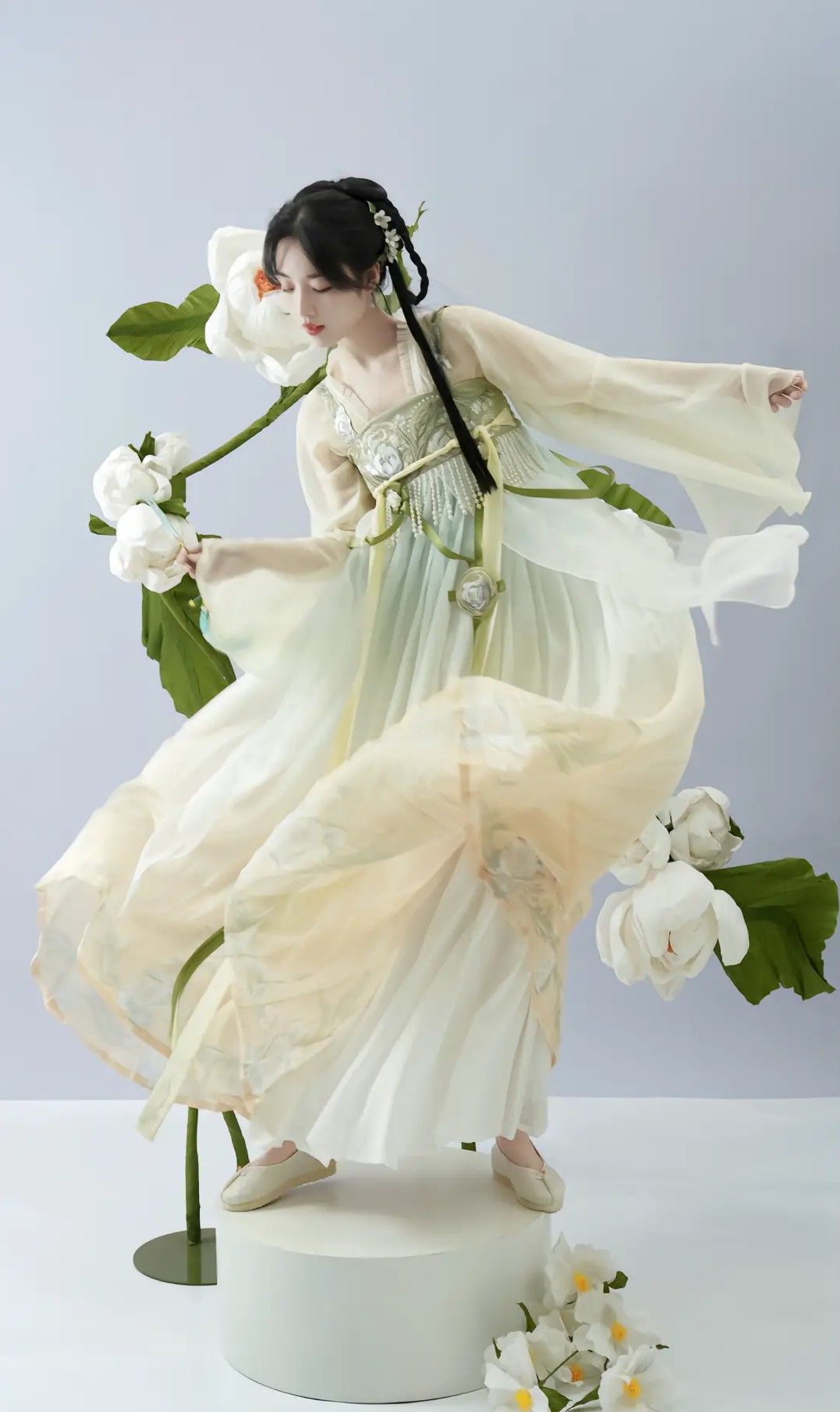 The Elegance of a Black-Gold Horseface Skirt The Elegance of a Black-Gold Horseface Skirt