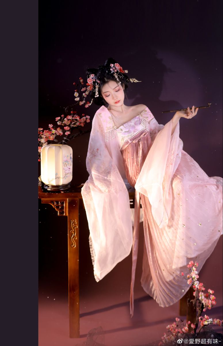 Zhang Yunleis Style:The Allure of Cheongsam and Overcoat Zhang Yunleis Style:The Allure of Cheongsam and Overcoat
