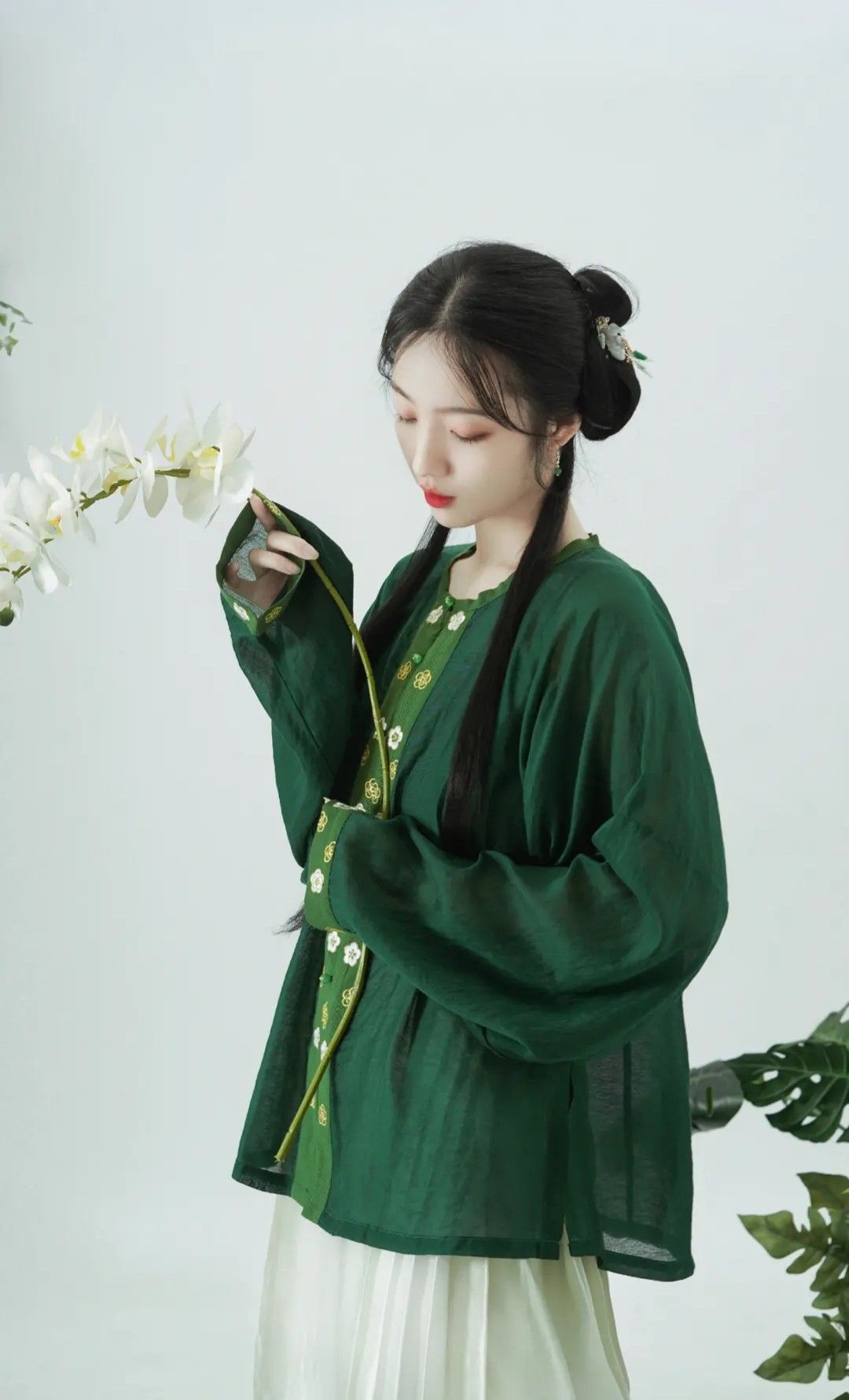 The Allure of Ni Nis Qipao Style in Jin Ling Thirteen The Allure of Ni Nis Qipao Style in Jin Ling Thirteen
