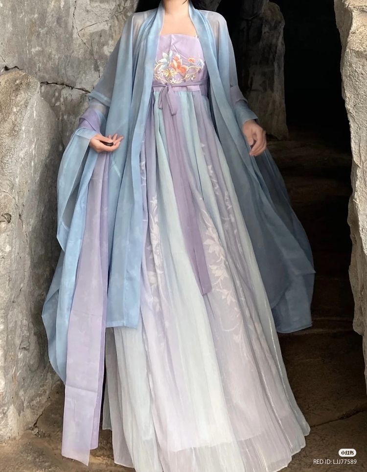 The Enchantment of Hanfu for Young Girls:A Primary School Perspective The Enchantment of Hanfu for Young Girls:A Primary School Perspective