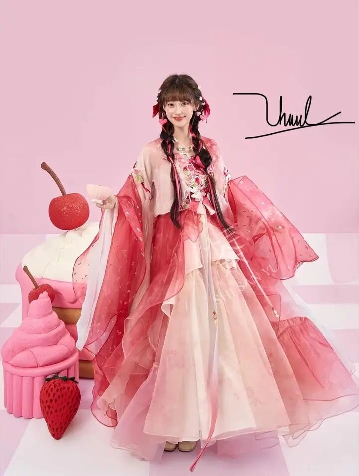 Dunhuang-Style Hanfu:The Splendor of Tang-Era Fashion Dunhuang-Style Hanfu:The Splendor of Tang-Era Fashion