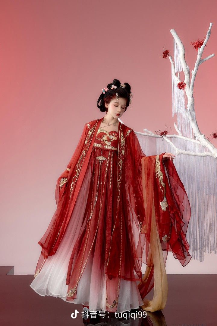 Modernized Hanfu Fashion for Women:Embracing the Classics in Modern Times Modernized Hanfu Fashion for Women:Embracing the Classics in Modern Times