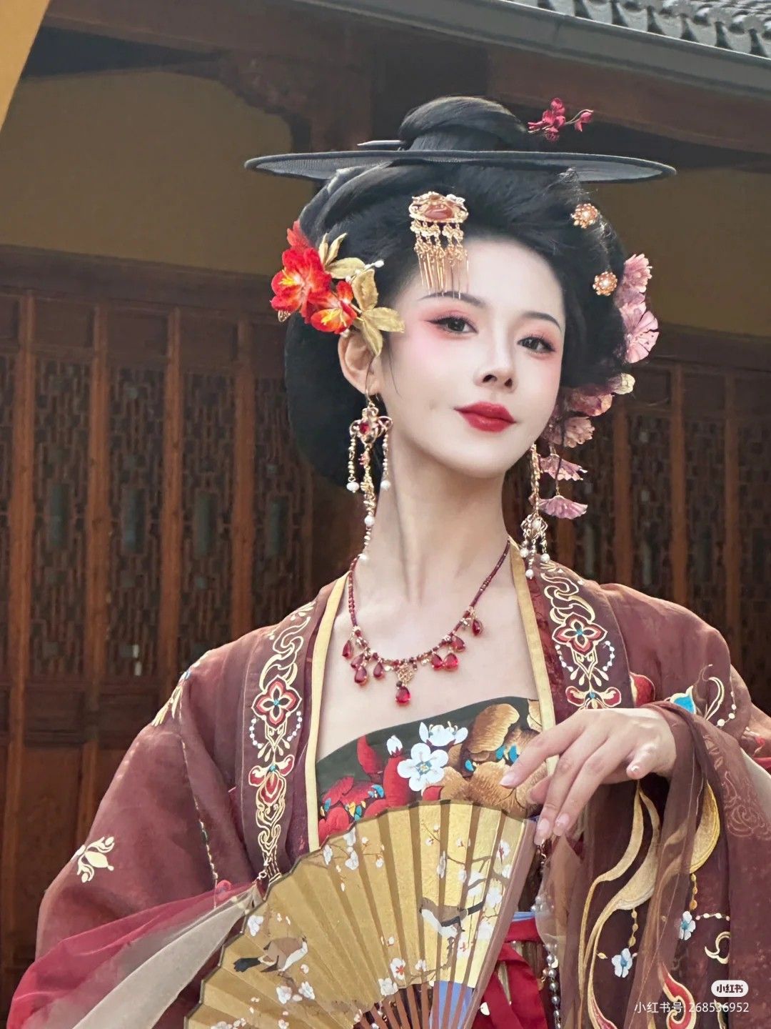 The Round-neck Undergarment in Traditional Hanfu Costumes:A Detailed Examination The Round-neck Undergarment in Traditional Hanfu Costumes:A Detailed Examination