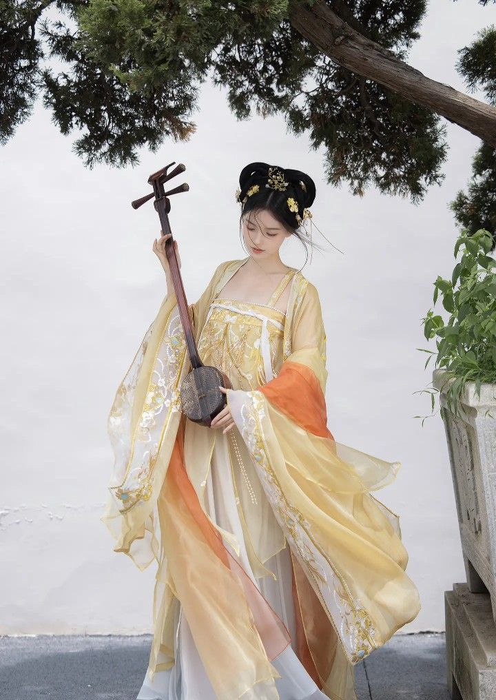 The Splendor of Hanfu Under a Cloudless Blue Sky The Splendor of Hanfu Under a Cloudless Blue Sky