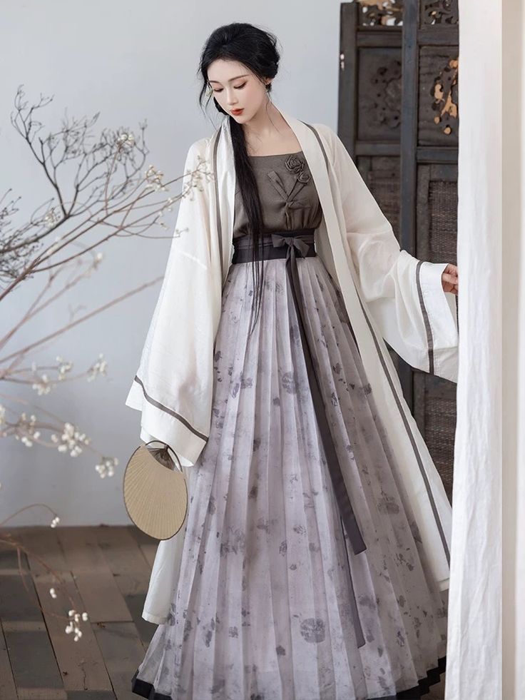 The Elegance of Broad-sleeved Hanfu Tops