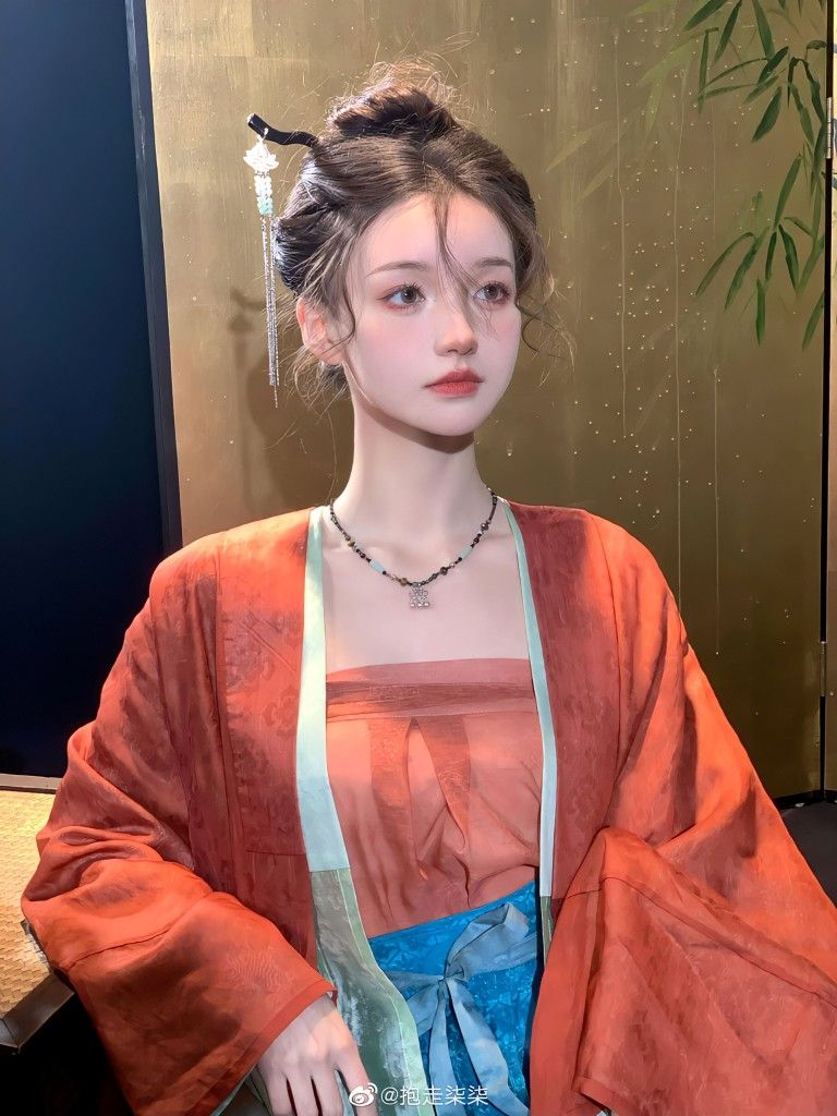 Slimming Effect of Traditional Chinese Cheongsam Dress with Mid-Length Skirt Slimming Effect of Traditional Chinese Cheongsam Dress with Mid-Length Skirt