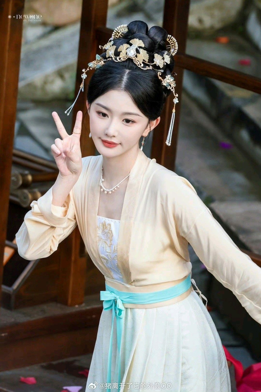 Embracing the New Red:The Evolution of Mini-Sized Chinese Cheongsam with Modern Styling Embracing the New Red:The Evolution of Mini-Sized Chinese Cheongsam with Modern Styling