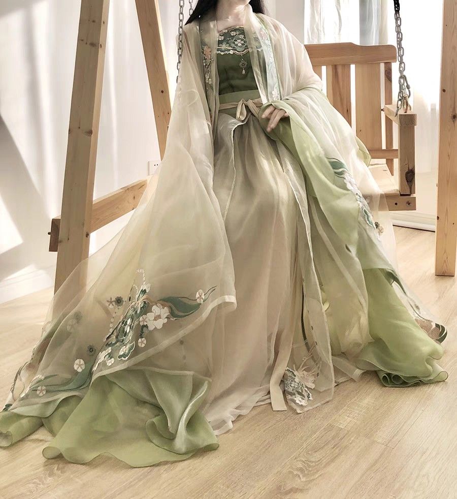 Relaxed-Fit Qipao in Mulberry Silk:A Blend of Comfort and Traditional Elegance Relaxed-Fit Qipao in Mulberry Silk:A Blend of Comfort and Traditional Elegance