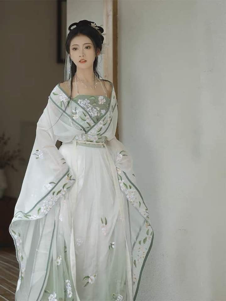 Summer Elegance in Silk Qipao:The Art of Traditional Chinese Fashion for Women Summer Elegance in Silk Qipao:The Art of Traditional Chinese Fashion for Women