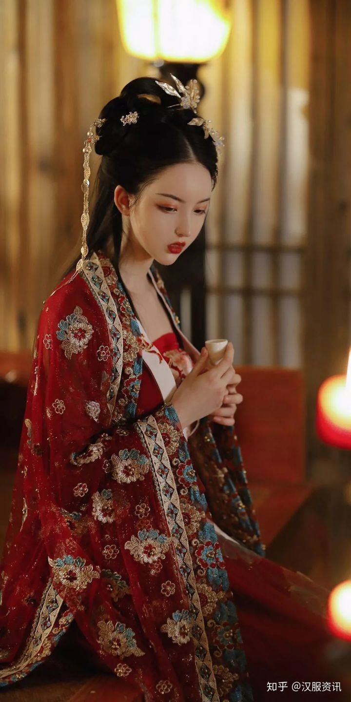 Enhancing Immortality with Elevated Hanfu Shoes:The Enchanting Journey of Xianqi Enhancing Immortality with Elevated Hanfu Shoes:The Enchanting Journey of Xianqi