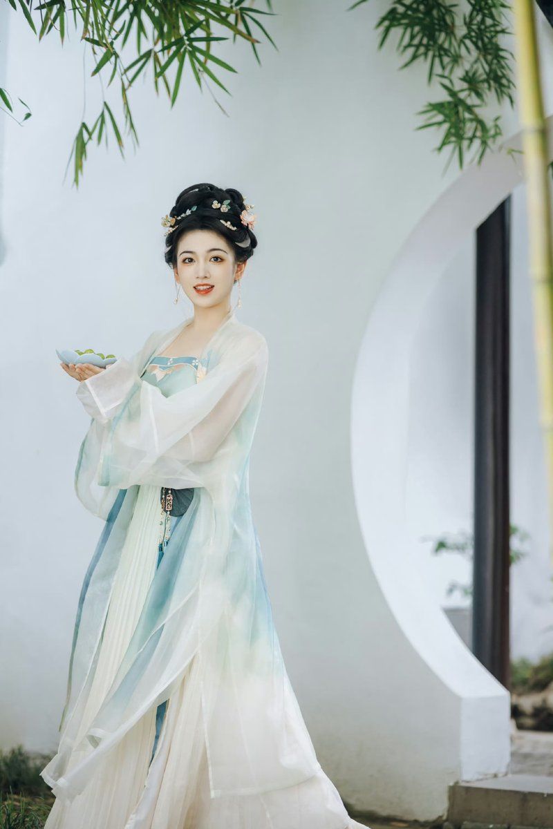 The Purple Cheongsam:A Glimpse into the Republic of Chinas Fashion The Purple Cheongsam:A Glimpse into the Republic of Chinas Fashion