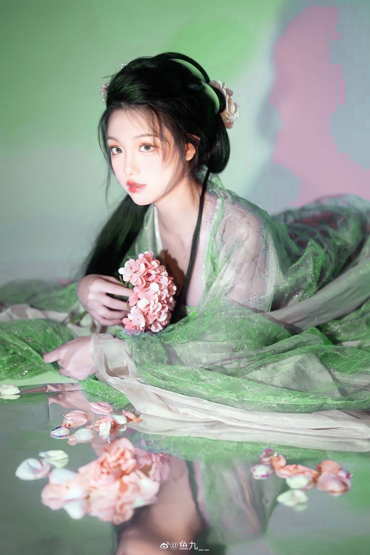Engaging in Tradition:The Embellishments of a Mandarin Horse Tail Skirt for a Betrothal Ceremony Engaging in Tradition:The Embellishments of a Mandarin Horse Tail Skirt for a Betrothal Ceremony
