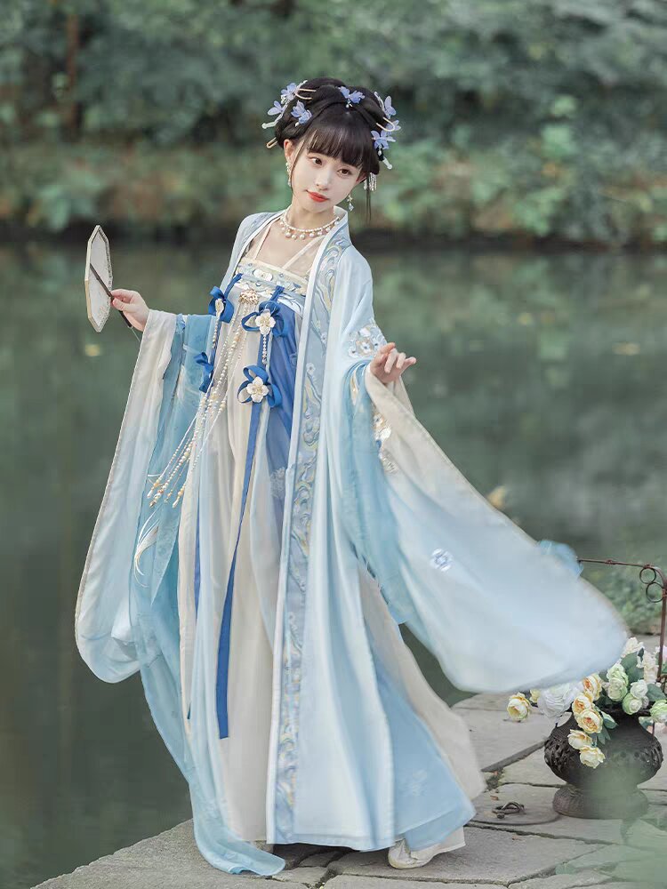 Childrens Hanfu Fashion in the Style of Zhou Feifei Childrens Hanfu Fashion in the Style of Zhou Feifei