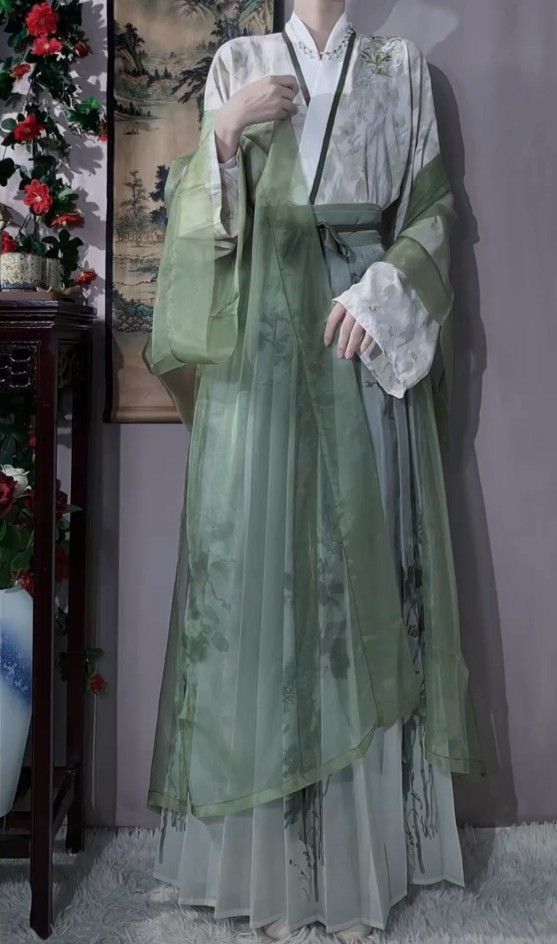 Gemini in the Confident Steps of Hanfu:The Blend of Zodiac and Traditional Elegance Gemini in the Confident Steps of Hanfu:The Blend of Zodiac and Traditional Elegance