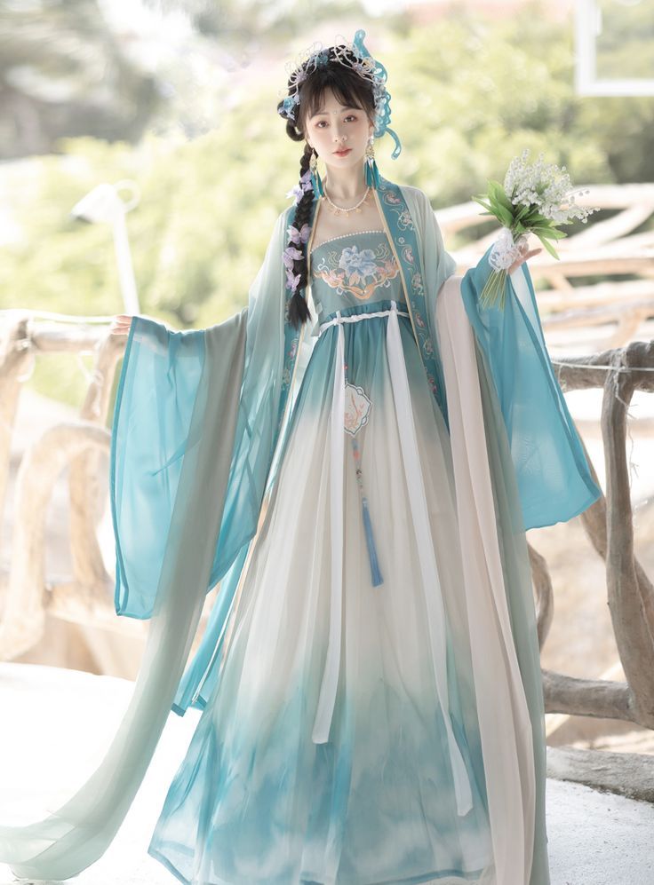 Thirteen Plus:The Journey of Hanfu Students into Traditional Chinese Elegance Thirteen Plus:The Journey of Hanfu Students into Traditional Chinese Elegance