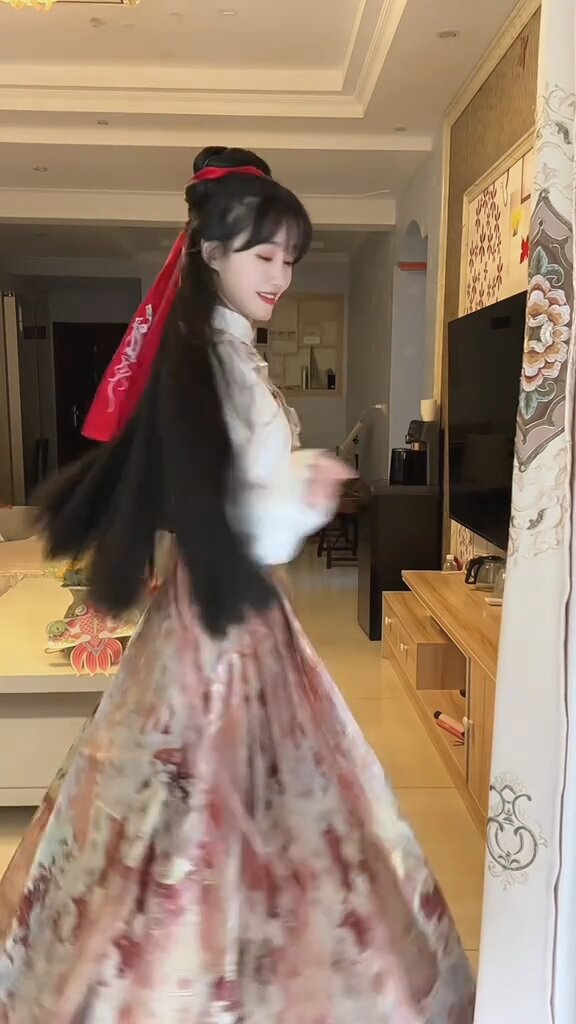 Winter Hanfu Traditional Outfits for Little Girls:A New Years Greeting in Traditional Chinese Style Winter Hanfu Traditional Outfits for Little Girls:A New Years Greeting in Traditional Chinese Style