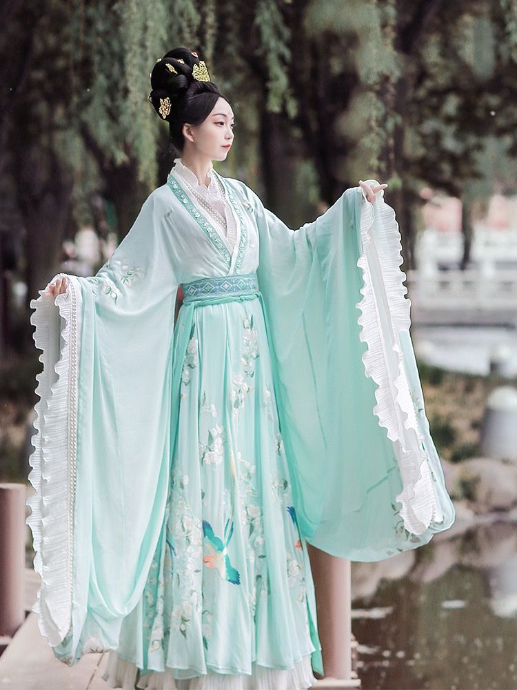 Innovative Hanfu-Style Dress Set:A Blend of Tradition and Modernity Innovative Hanfu-Style Dress Set:A Blend of Tradition and Modernity