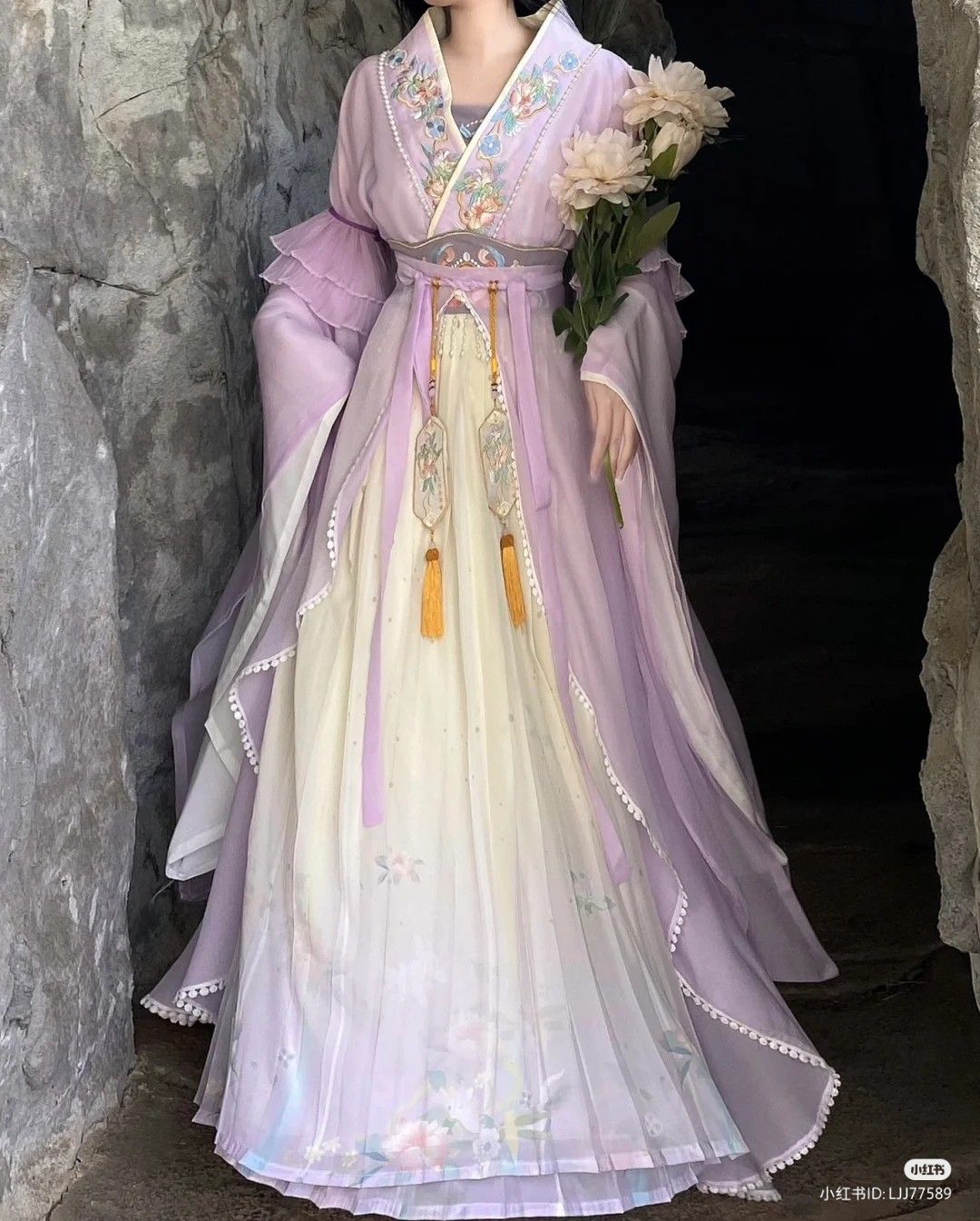 The Long Tang-Style Jacket:Embracing Traditional Elegance