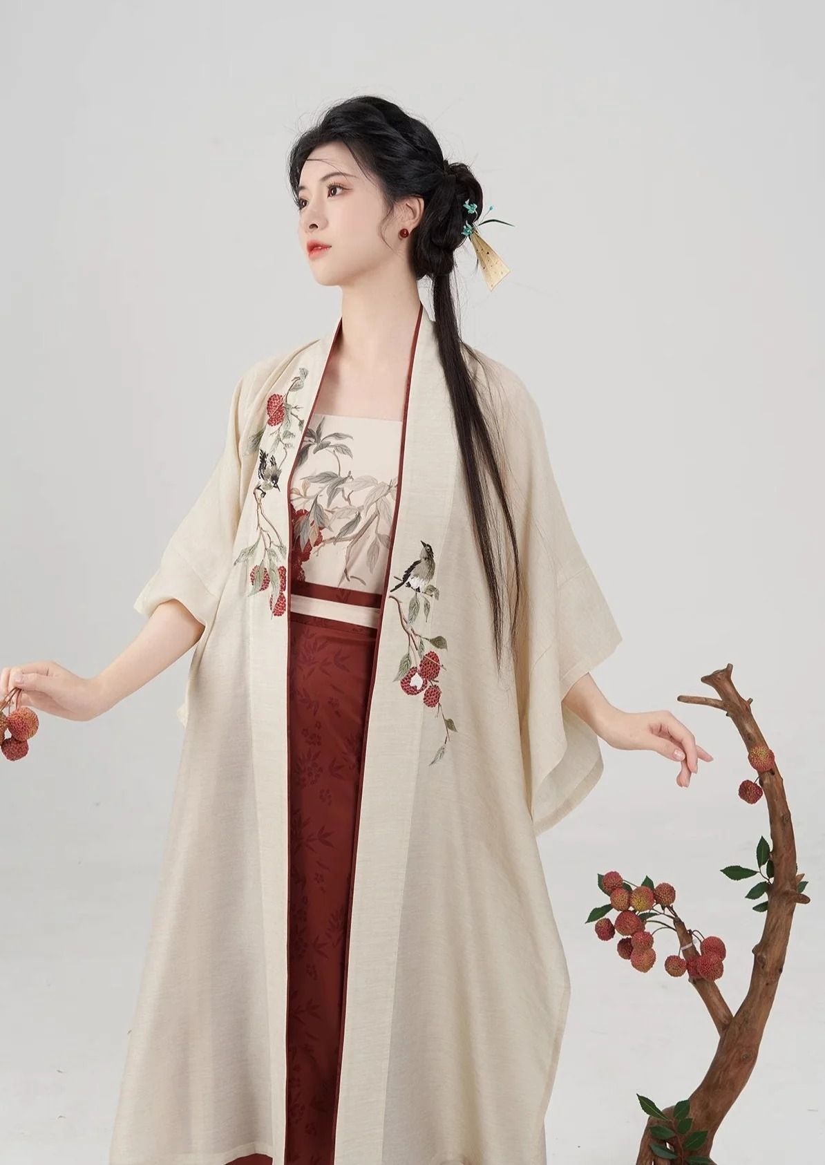 Embracing the New:The Evolution of Cheongsam Skirts with Splashed Flower Prints Embracing the New:The Evolution of Cheongsam Skirts with Splashed Flower Prints