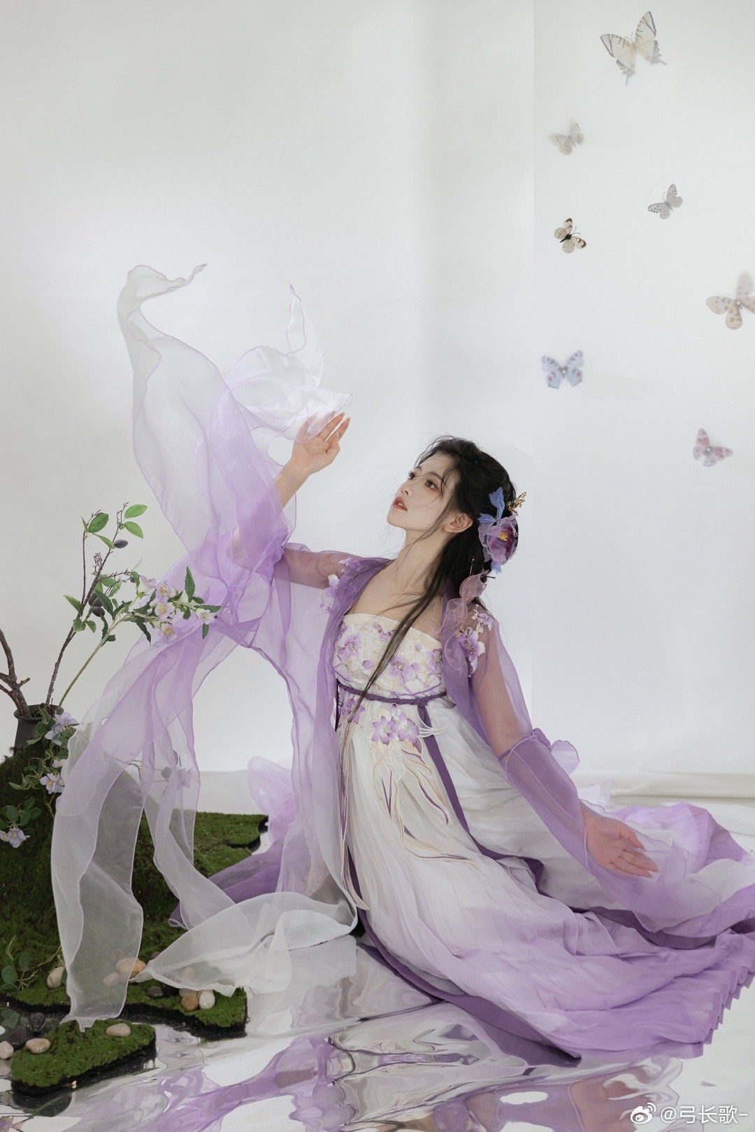 Embracing a New Era:The Rise of the Long-Sleeve Cheongsam for the 30-Year-Old Woman Embracing a New Era:The Rise of the Long-Sleeve Cheongsam for the 30-Year-Old Woman