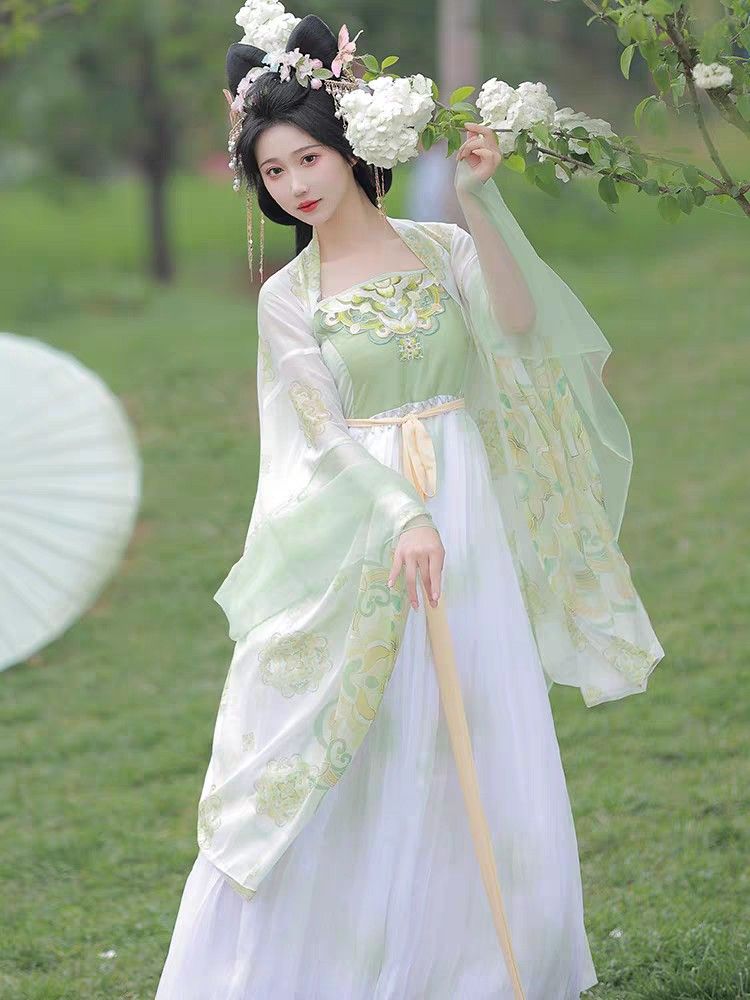 Embracing the New Sino Chic:The Evolution of Cheongsam Skirts with Open Slits Embracing the New Sino Chic:The Evolution of Cheongsam Skirts with Open Slits