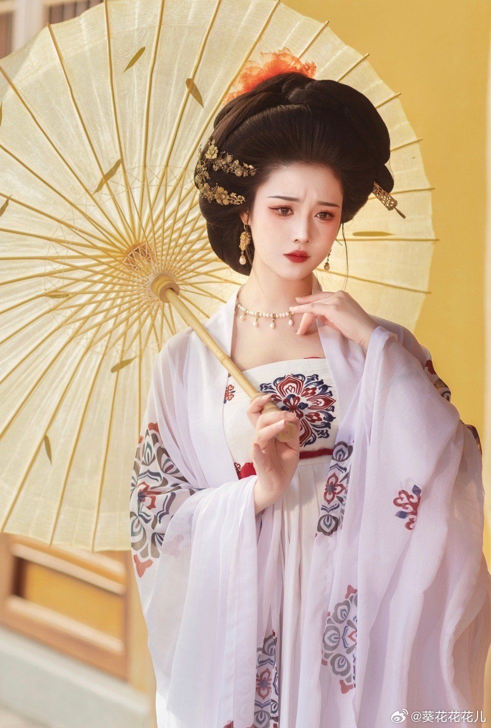 The Enchantment of Hanfu:A Middle School Students Journey into Traditional Chinese Elegance The Enchantment of Hanfu:A Middle School Students Journey into Traditional Chinese Elegance