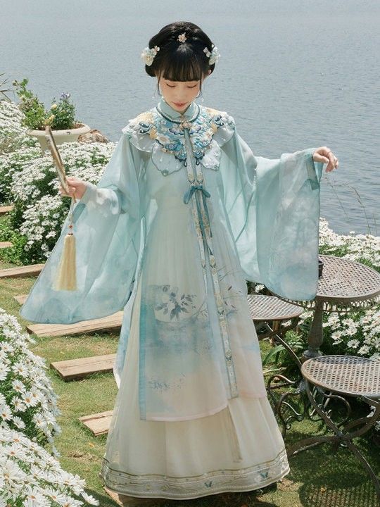 The Chic Xiaoxiang Style Meets the Traditional Maomian Skirt The Chic Xiaoxiang Style Meets the Traditional Maomian Skirt