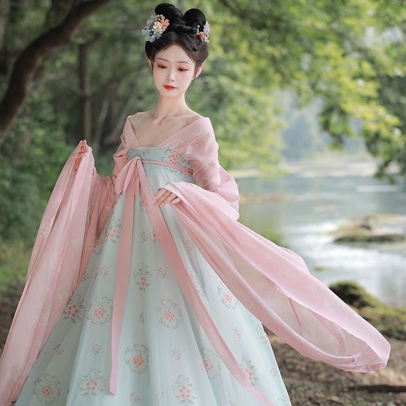 Traditional Tang Costumes for Girls:The Charm of Chinese Childrens Clothing
