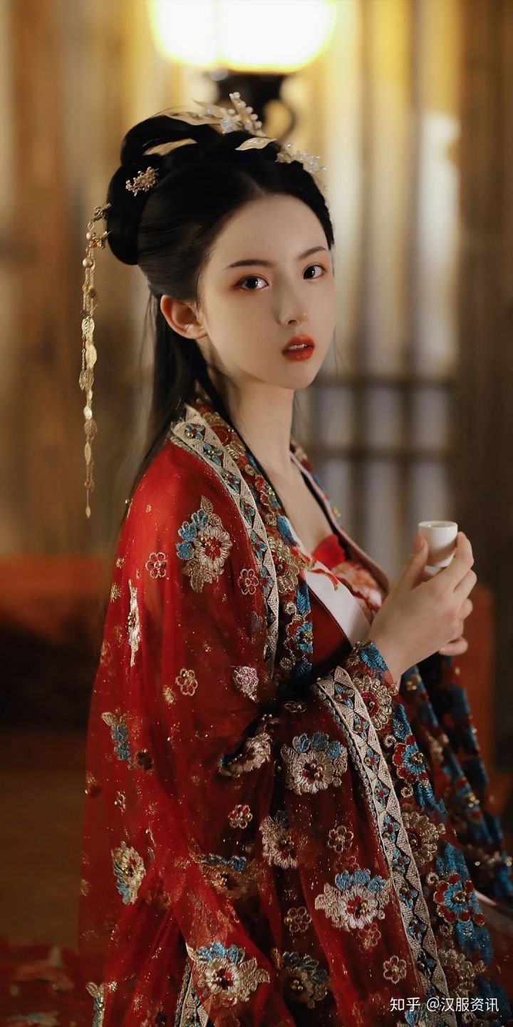 The Splendor of Silk Cheongsam:A Cultural Journey Through Time The Splendor of Silk Cheongsam:A Cultural Journey Through Time