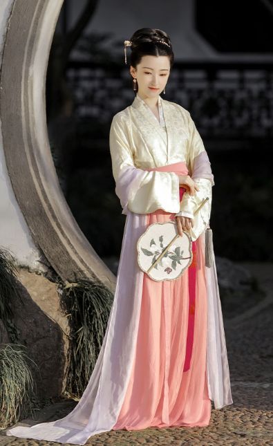 Ink Splashes and Horsehide Skirts:The Enchantment of Chinese Water Ink Ma Mian Qun