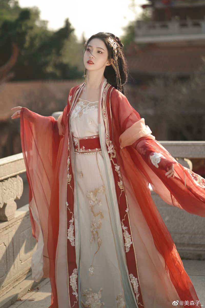 Padding Hair Buns in Traditional Hanfu Fashion:A Blend of Ancient and Modern Aesthetics Padding Hair Buns in Traditional Hanfu Fashion:A Blend of Ancient and Modern Aesthetics