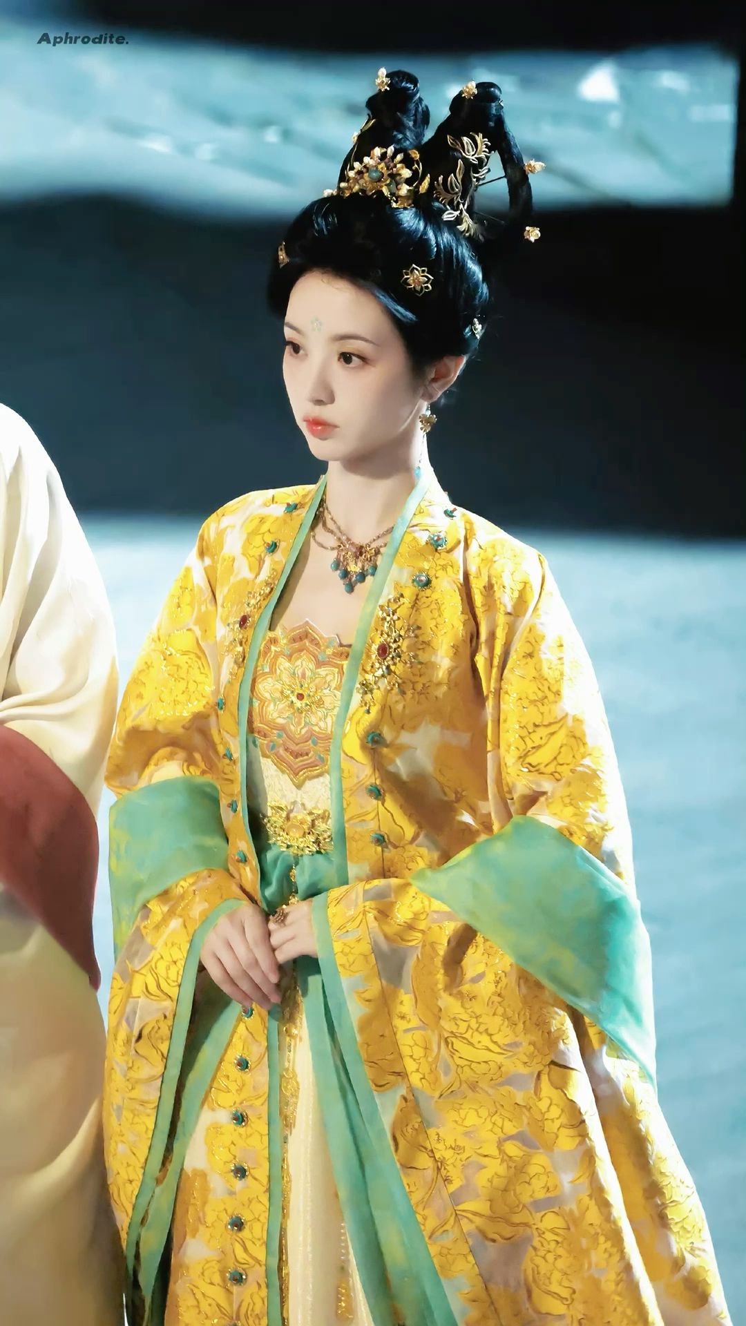 Embroidery-Adorned Satin Cheongsam:A Blend of Traditional Elegance and Modern Charm Embroidery-Adorned Satin Cheongsam:A Blend of Traditional Elegance and Modern Charm