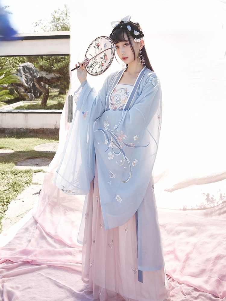 Embroidery on the Headdress of Hanfu Skirt:A Cultural Journey Through Time
