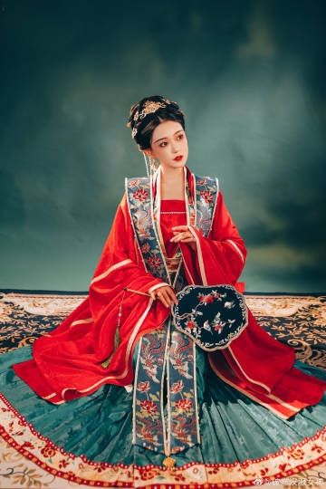 The Evolution of Hanfu Jewelry:A Close Examination of the Necklaces and Accessories The Evolution of Hanfu Jewelry:A Close Examination of the Necklaces and Accessories