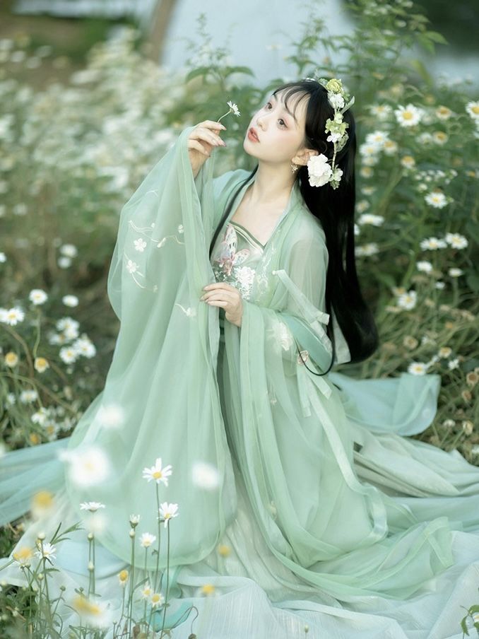 The Aristocratic Elegance of Qipao-Clad Misses in the Republic of China The Aristocratic Elegance of Qipao-Clad Misses in the Republic of China