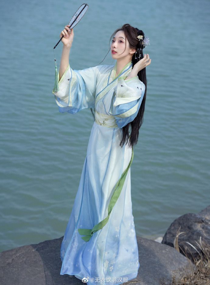 The Enigma of a Cold and Elegant Woman in Hanfu Fashion:The Wei-Jin Style The Enigma of a Cold and Elegant Woman in Hanfu Fashion:The Wei-Jin Style