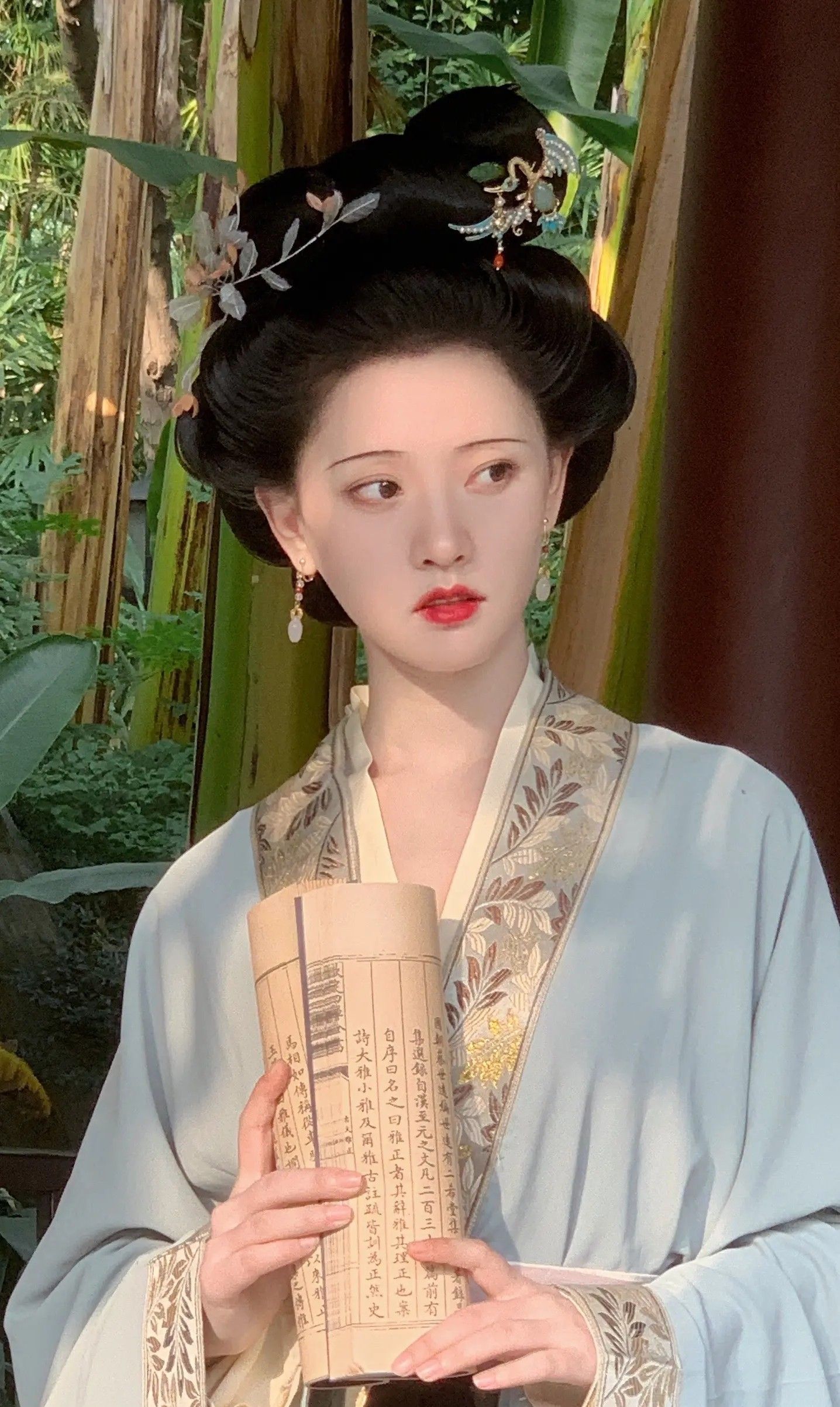Embracing Modernity in a Youthful Cheongsam:The Rise of Low-Collar Revamped Qipao Skirts Embracing Modernity in a Youthful Cheongsam:The Rise of Low-Collar Revamped Qipao Skirts