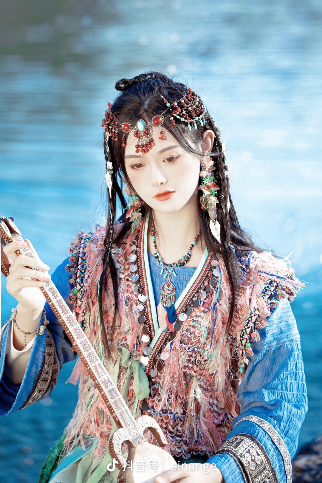 The Enchantment of the Dark Butterfly:The Story of Hanfu in the Night The Enchantment of the Dark Butterfly:The Story of Hanfu in the Night