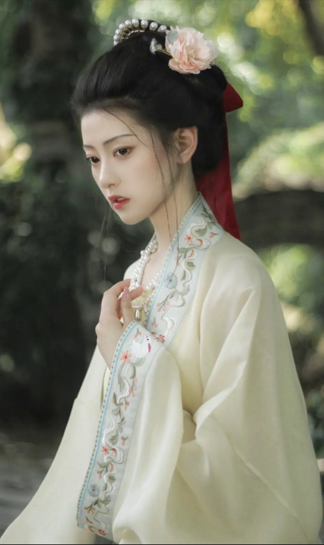 The Enigma of a Black-Grey Hanfu Girl Child:Embracing Tradition in Modern Times The Enigma of a Black-Grey Hanfu Girl Child:Embracing Tradition in Modern Times