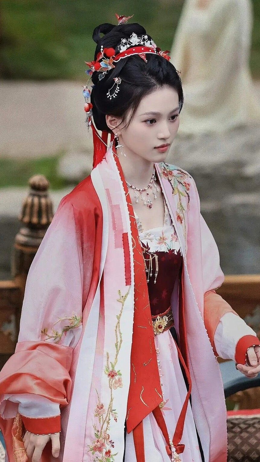 Embracing the New Sino-Style:The Revival of the Cheongsam with the Elegance of the Ma-Mian Skirt Embracing the New Sino-Style:The Revival of the Cheongsam with the Elegance of the Ma-Mian Skirt