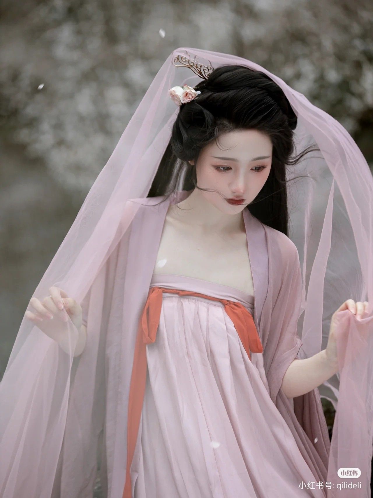The Red Cheongsam of the Joyful Mother-in-Law:A Symbol of Love and Tradition The Red Cheongsam of the Joyful Mother-in-Law:A Symbol of Love and Tradition