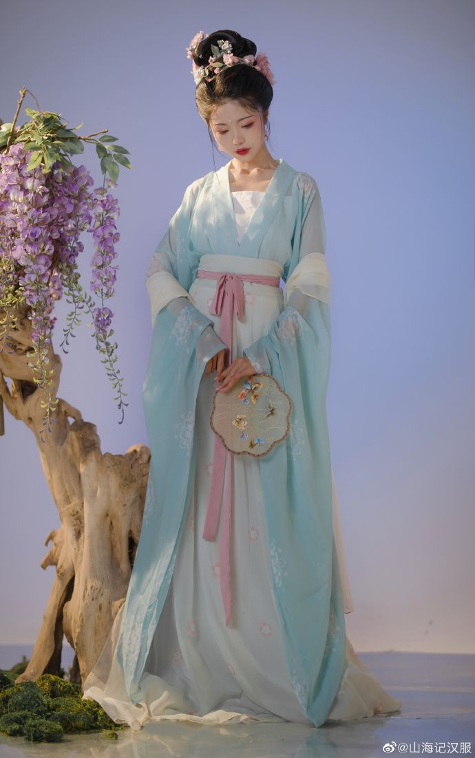 The Revival of Hanfu Traditional Chinese Costumes in Junior High Schools The Revival of Hanfu Traditional Chinese Costumes in Junior High Schools