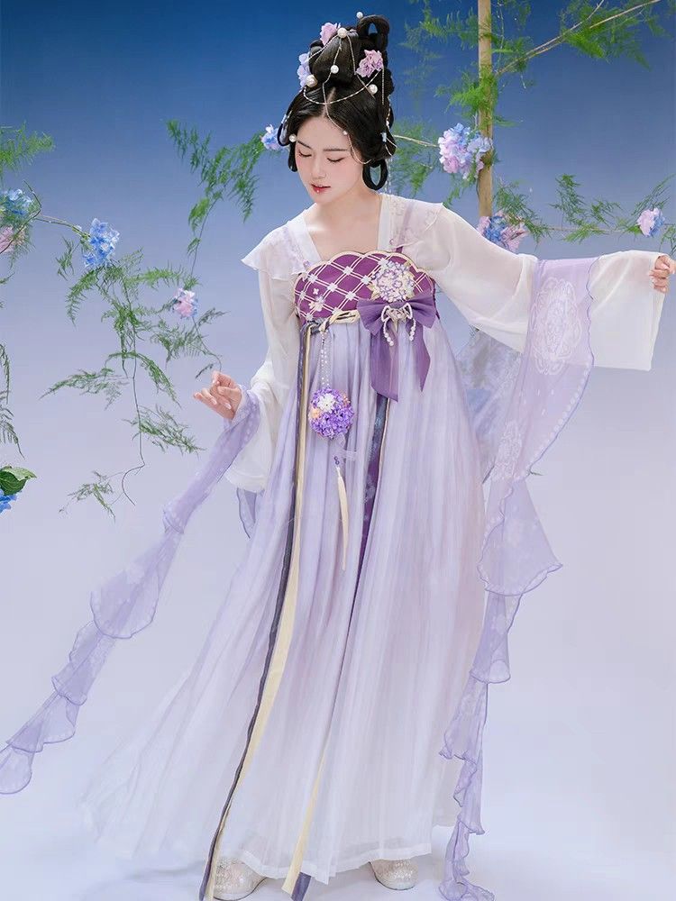 Butterflies Embrace Summer in Traditional Hanfu Fashion Butterflies Embrace Summer in Traditional Hanfu Fashion