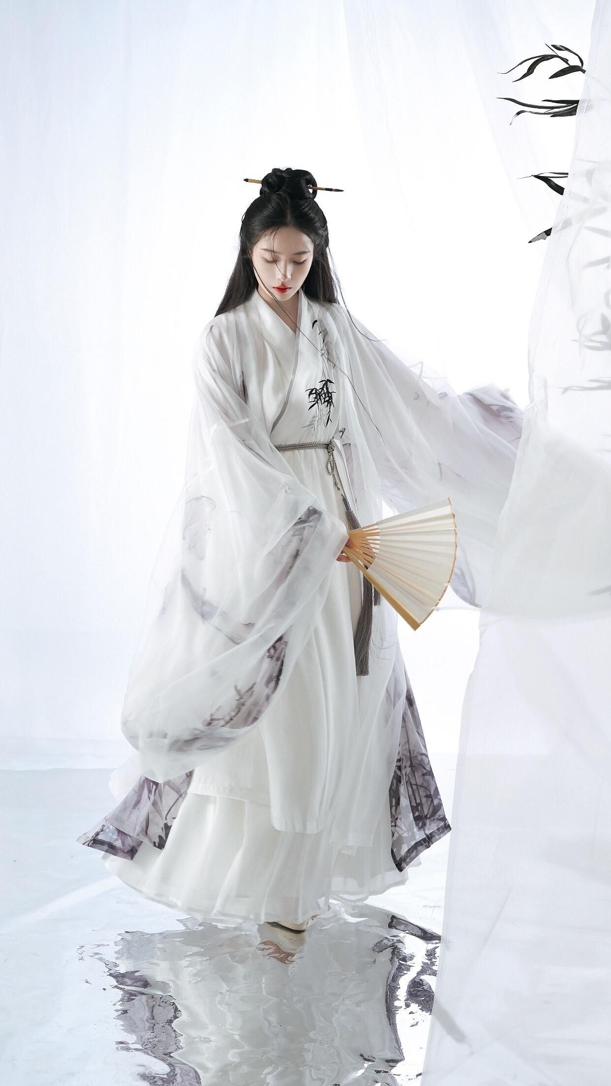 Green Hanfu Students:Embracing Traditional Elegance in Modern Times