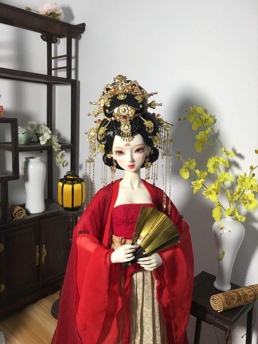 Embracing the New Chinese Style:The Rise of Mini-Stature Women in Low-Cut Cheongsam Fashion Embracing the New Chinese Style:The Rise of Mini-Stature Women in Low-Cut Cheongsam Fashion