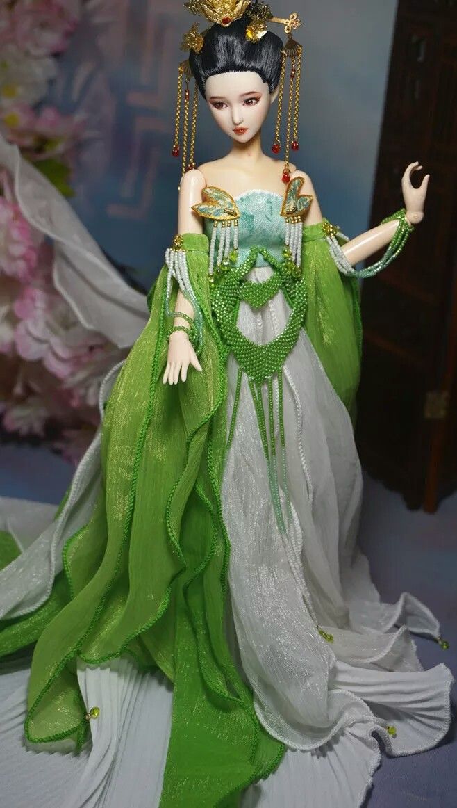 The Revival of Cheongsam,Hair Combs,and Tassel Elegance:A Journey into Traditional Chinese Beauty The Revival of Cheongsam,Hair Combs,and Tassel Elegance:A Journey into Traditional Chinese Beauty