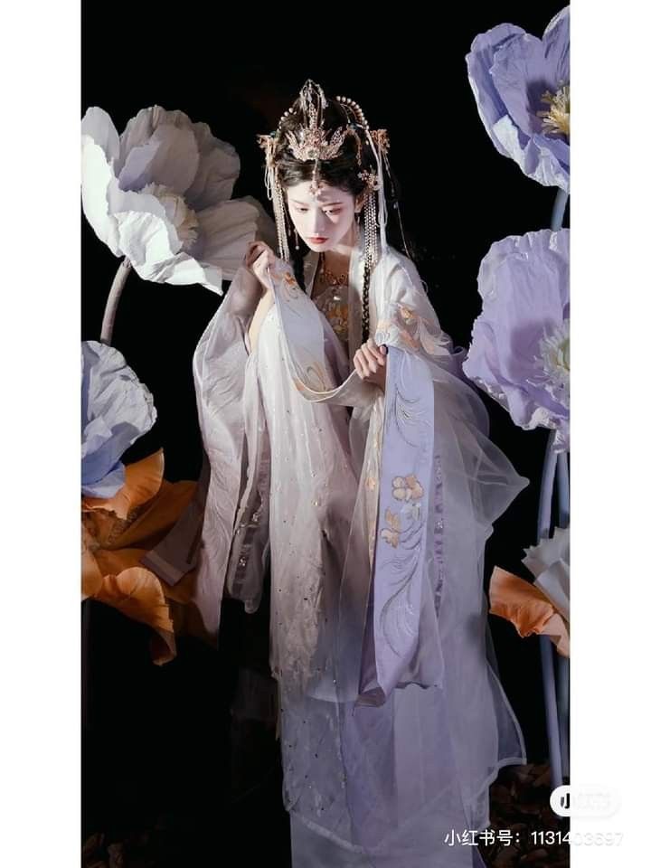 The Splendid Charm of Nine-Screen Cheongsam:A Glimpse into Traditional Chinese Elegance The Splendid Charm of Nine-Screen Cheongsam:A Glimpse into Traditional Chinese Elegance