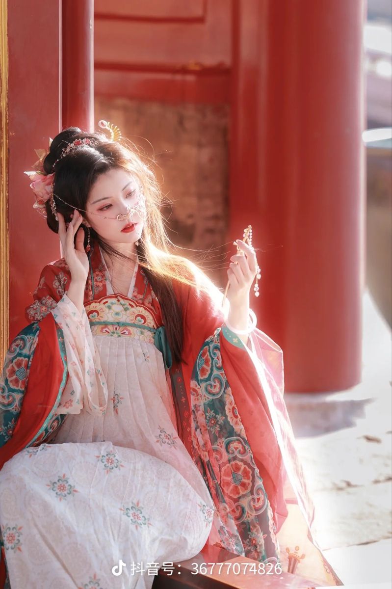 The Splendor of White Mountain Tea in Traditional Hanfu Fashion The Splendor of White Mountain Tea in Traditional Hanfu Fashion