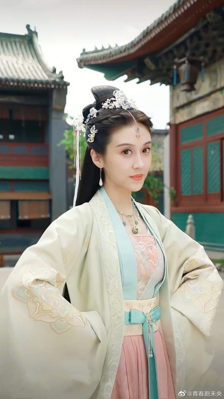 Elementary Students Embracing the Beauty of Traditional Chinese Hanfu Costumes Elementary Students Embracing the Beauty of Traditional Chinese Hanfu Costumes