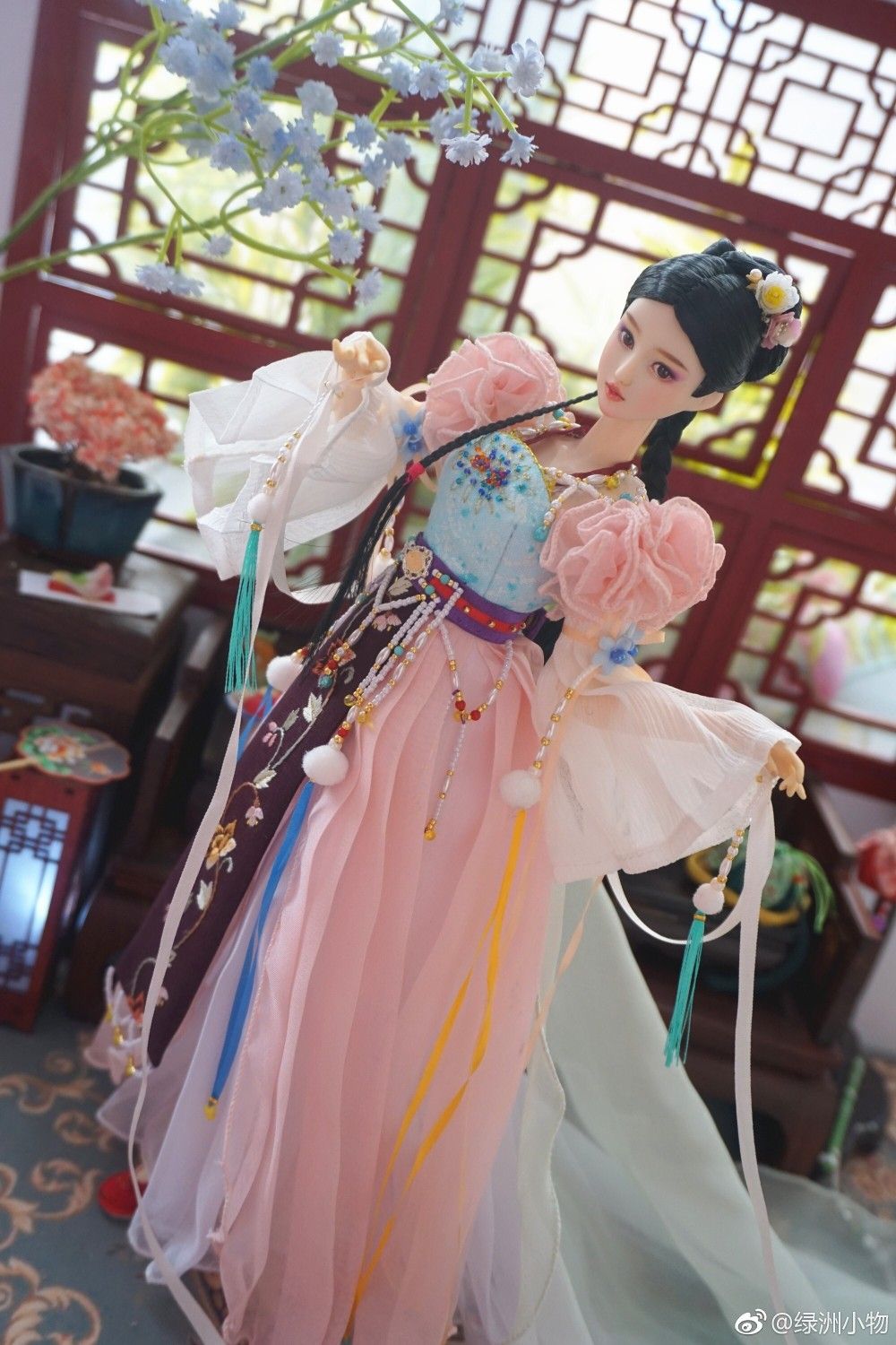 The Allure of a White Hanfu:A Womans Elegance in Full White The Allure of a White Hanfu:A Womans Elegance in Full White